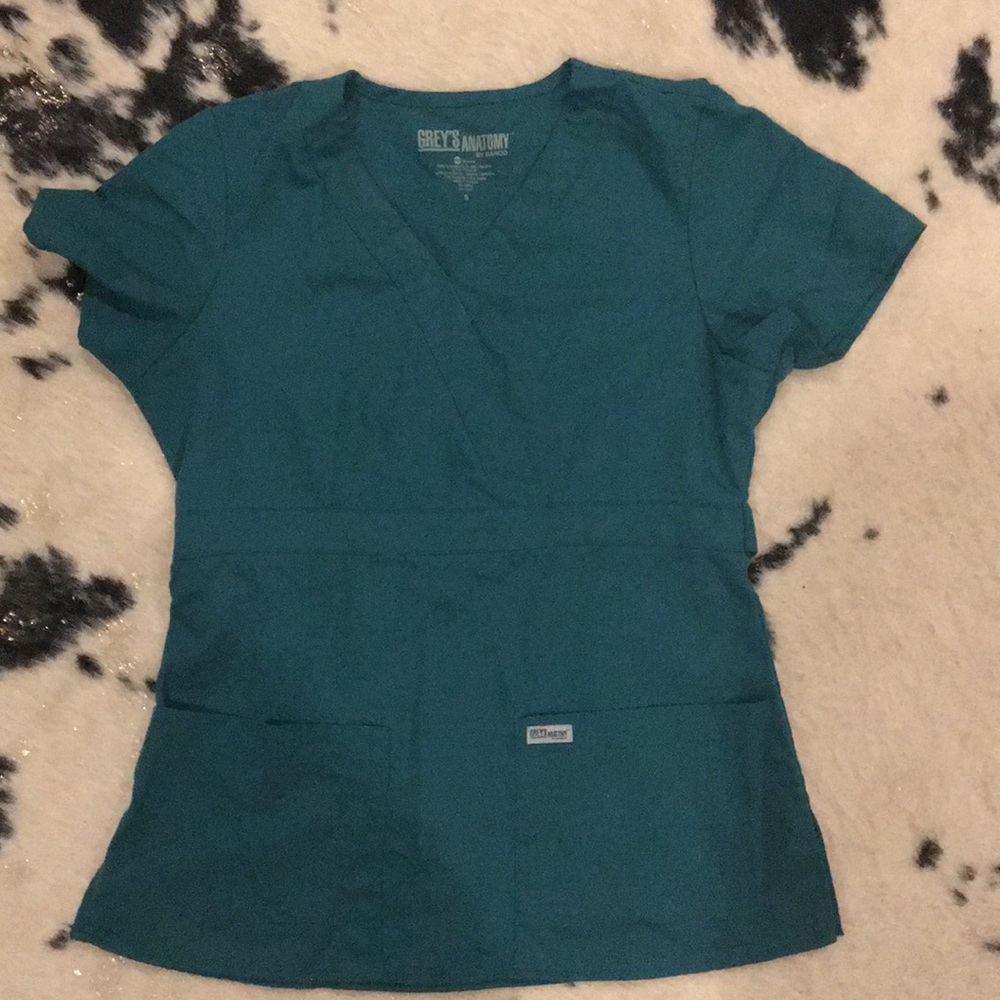 Grey anatomy two pocket v neck scrub top green